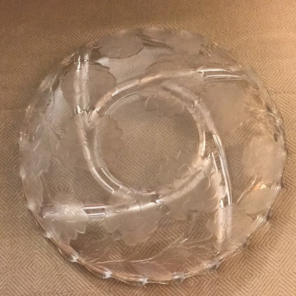 Chrysanthemum 13" Round Sectional Server by Crystal Clear Industries - Picture 8 of 8